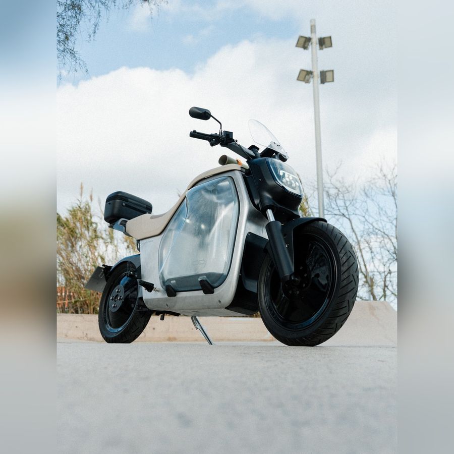 Электромотоцикл: багажник 120 л вместо бака